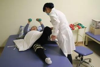 偏瘫治疗方法的鲜明对比